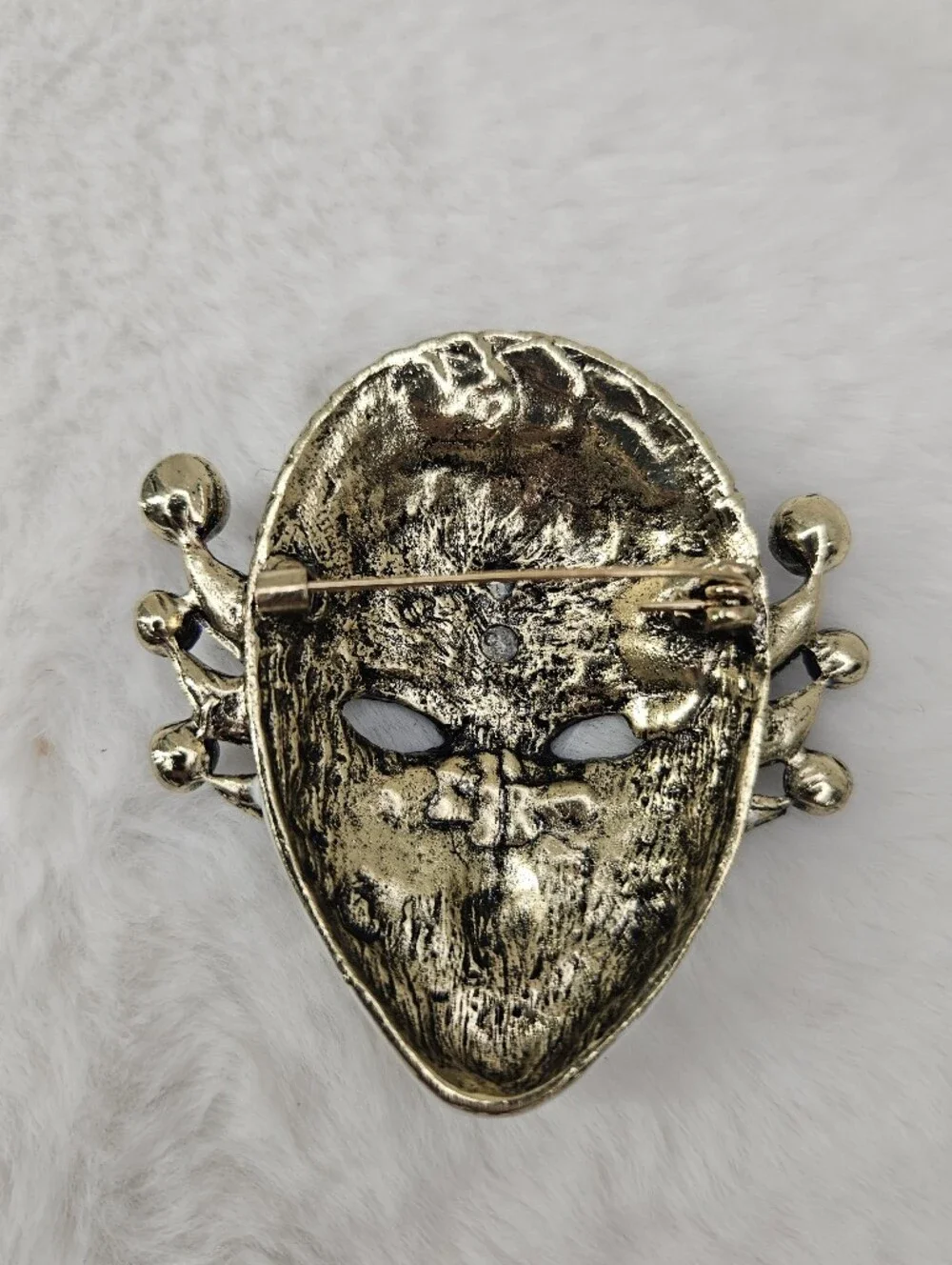 NWOT Blue And White Masquerade Mask Brooch